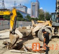 操欧美女人大B高温下的坚守｜道路建设者用汗水铺就畅通路